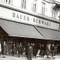 Das Warenhaus Bauer&Schwarz 1938: Die Schaufenster wurden von den Nazis mit „Jude“ beschmiert. (Bildquelle: Innsbrucker Stadtarchiv)
